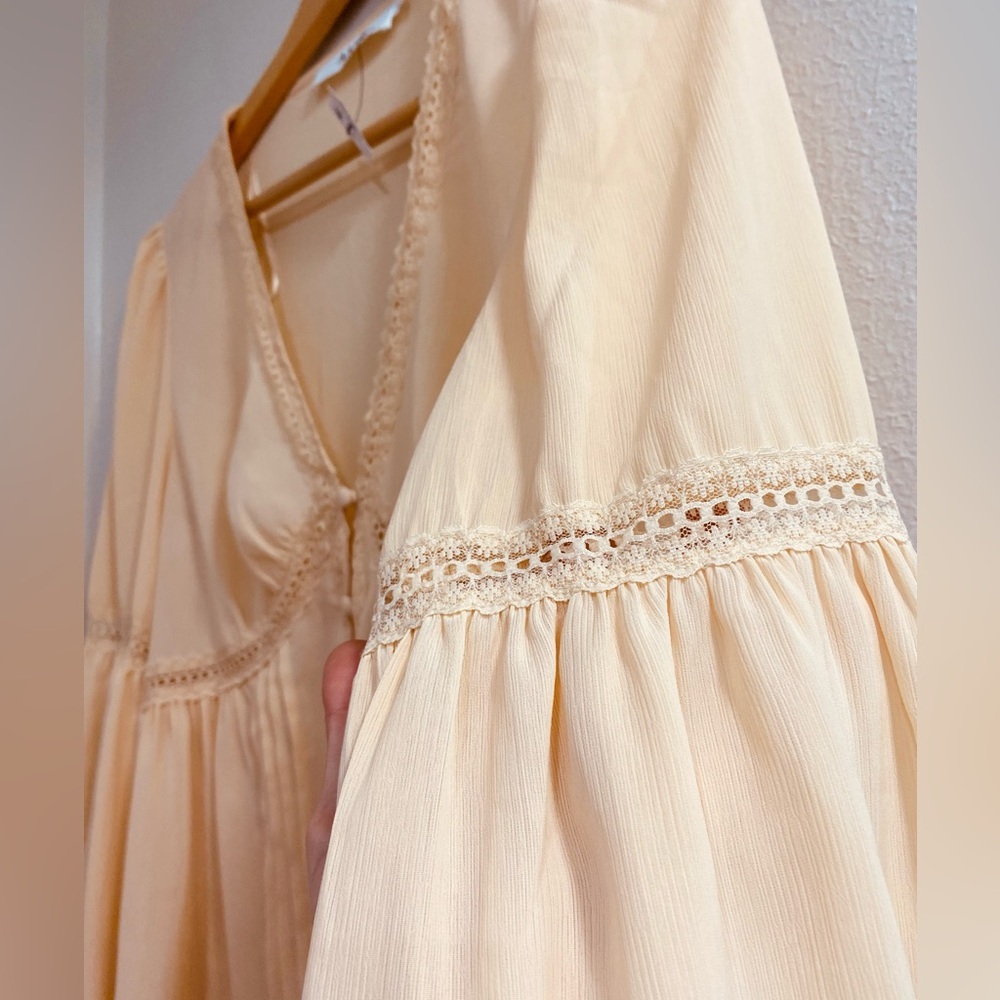 NWT ASTR THE LABEL Pendulum Sleeve Lace Trim Cream Blouse. MEDIUM - Picture 4 of 7